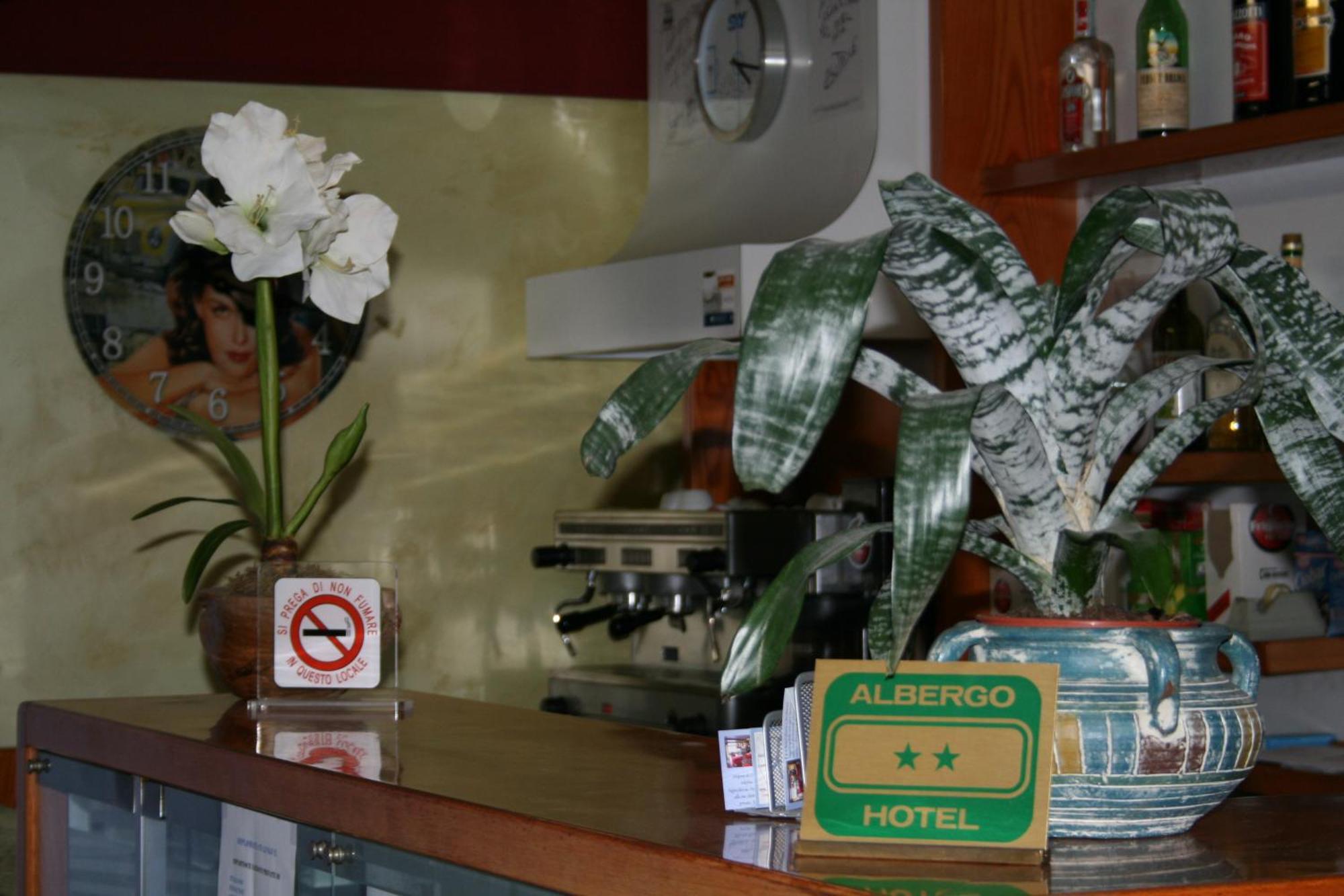Hotel Maria Luisago Екстериор снимка