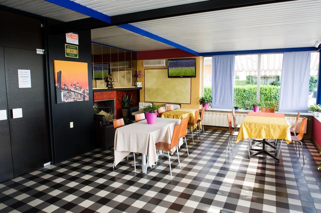 Hotel Maria Luisago Екстериор снимка